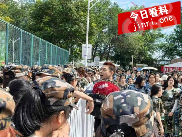 吃瓜！大学生男同给军训教官表白！ 2.jpg